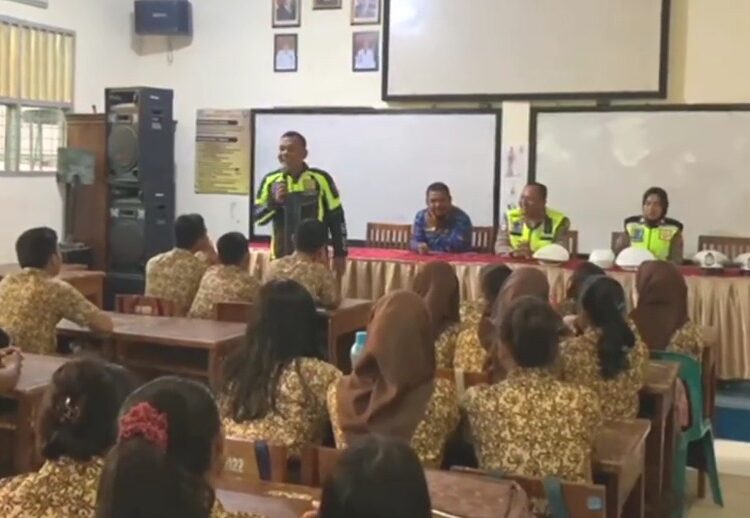 Sat Lantas Polres Sibolga Giat Edukasi Tertib Lantas Di SMK Negeri 2 2 Sat Lantas Polres Sibolga Giat Edukasi Tertib Lantas Di SMK Negeri 2