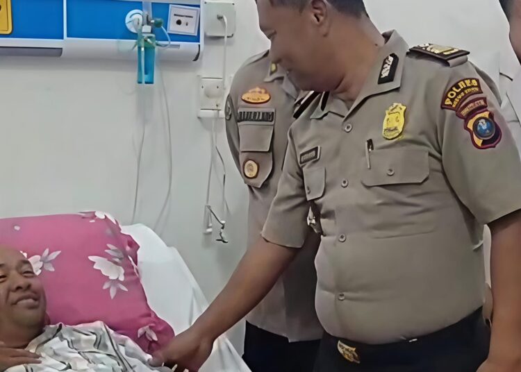 Kapolres PakPak Bharat Muhammad Agustiawan Besuk Kapolsek Sukaramai Opname Di RSUD Sidikalang