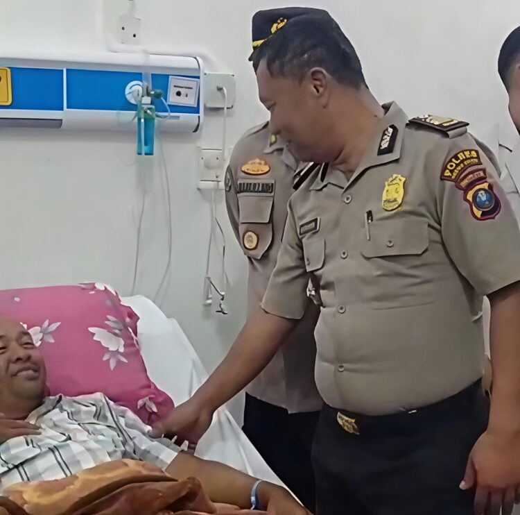 Kapolres PakPak Bharat Muhammad Agustiawan Besuk Kapolsek Sukaramai Opname Di RSUD Sidikalang 2 Kapolres PakPak Bharat Muhammad Agustiawan Besuk Kapolsek Sukaramai Opname Di RSUD Sidikalang
