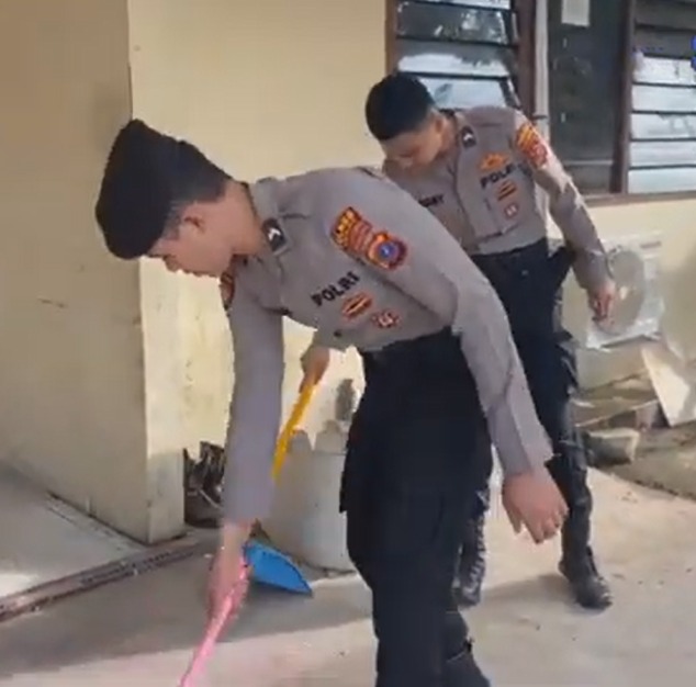 Kapolres Sibolga Gelar Kerja Bakti Di Ruangan Dan Lingkungan Kerja 5 Kapolres Sibolga Gelar Kerja Bakti Di Ruangan Dan Lingkungan Kerja - IMG 20260215 WA0006