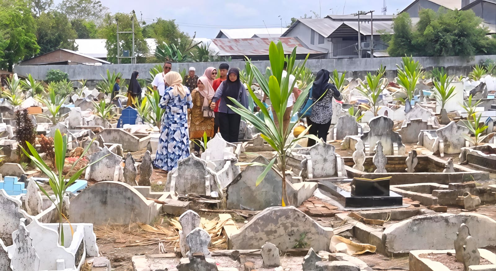 Masyarakat Kota Tebingtinggi Penuhi Pemakaman Umum, Lakukan Tradisi Ziarah Kubur Menjelang Ramadhan 1447 H - IMG 20260216 WA0049