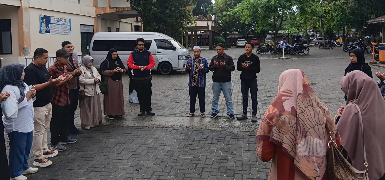 Menjelang Tradisi Meugang Ramadhan 1447 H, Keluarga Majelis Taklim Mushollah Ibnu Shina RSUD Kumpulan Pane Kota Tebingtinggi Salurkan Daging Rendang Untuk Korban Banjir Bandang Aceh Tamiang 4 Menjelang Tradisi Meugang Ramadhan 1447 H, Keluarga Majelis Taklim Mushollah Ibnu Shina RSUD Kumpulan Pane Kota Tebingtinggi Salurkan Daging Rendang Untuk Korban Banjir Bandang Aceh Tamiang - IMG 20260217 WA0021