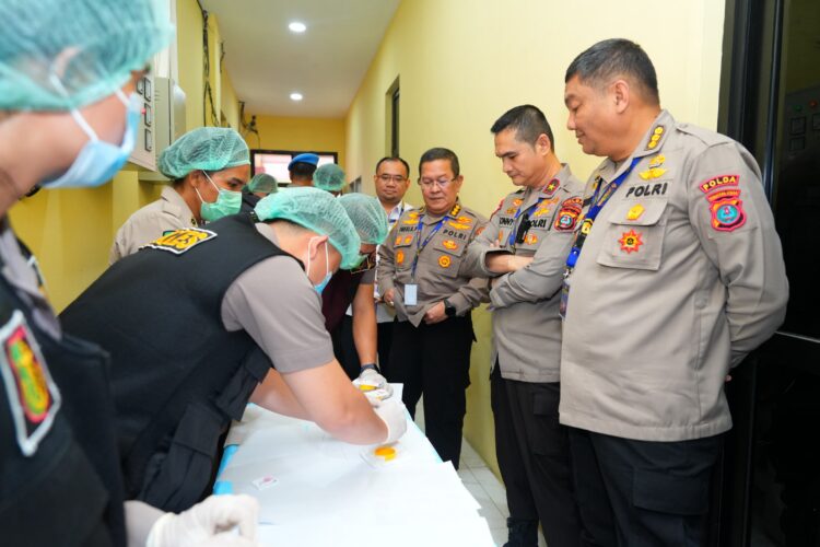 Kapoldasu Pimpin Langsung Pelaksana Tes Urine PJU Dan Kapolres 2 Kapoldasu Pimpin Langsung Pelaksana Tes Urine PJU Dan Kapolres