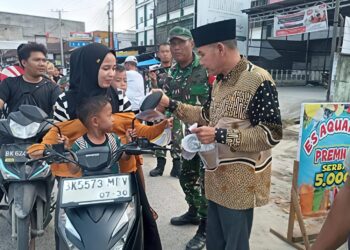 Camat Galang Bersama Forkopimca Dan Kepala SMK Bagikan Takjil Gratis Kepada Masyarakat