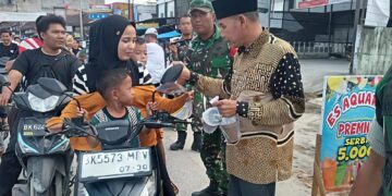 Camat Galang Bersama Forkopimca Dan Kepala SMK Bagikan Takjil Gratis Kepada Masyarakat