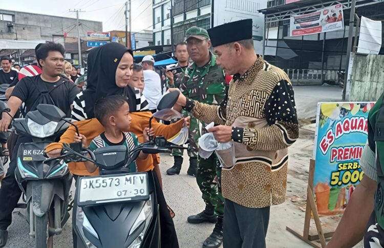 Camat Galang Bersama Forkopimca Dan Kepala SMK Bagikan Takjil Gratis Kepada Masyarakat 2 Camat Galang Bersama Forkopimca Dan Kepala SMK Bagikan Takjil Gratis Kepada Masyarakat