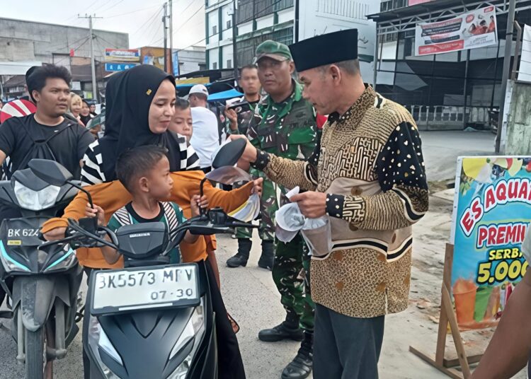 Camat Galang Bersama Forkopimca Dan Kepala SMK Bagikan Takjil Gratis Kepada Masyarakat 2 Camat Galang Bersama Forkopimca Dan Kepala SMK Bagikan Takjil Gratis Kepada Masyarakat