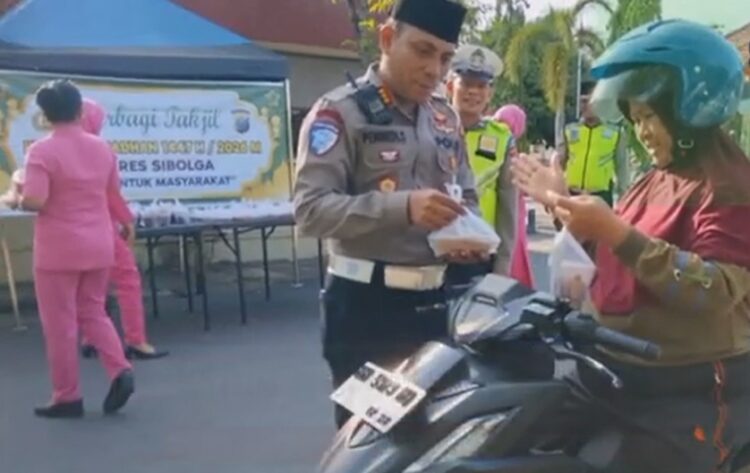 Satlantas Polres Sibolga Bersama Bhayangkari Berbagi Takjil Kepada Masyarakat 2 Satlantas Polres Sibolga Bersama Bhayangkari Berbagi Takjil Kepada Masyarakat