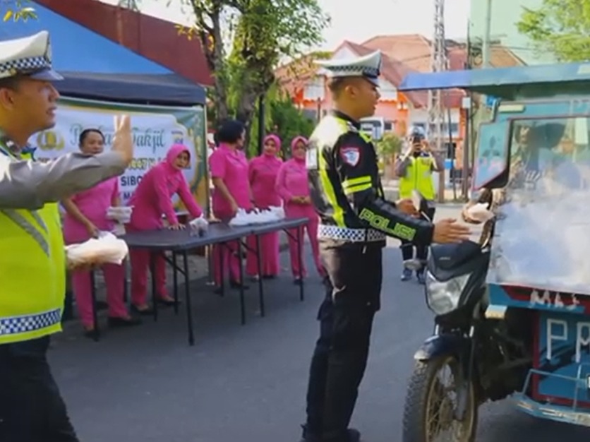 Satlantas Polres Sibolga Bersama Bhayangkari Berbagi Takjil Kepada Masyarakat 3 Satlantas Polres Sibolga Bersama Bhayangkari Berbagi Takjil Kepada Masyarakat - IMG 20260302 WA0001