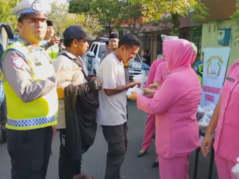 Satlantas Polres Sibolga Bersama Bhayangkari Berbagi Takjil Kepada Masyarakat 4 Satlantas Polres Sibolga Bersama Bhayangkari Berbagi Takjil Kepada Masyarakat - IMG 20260302 WA0002
