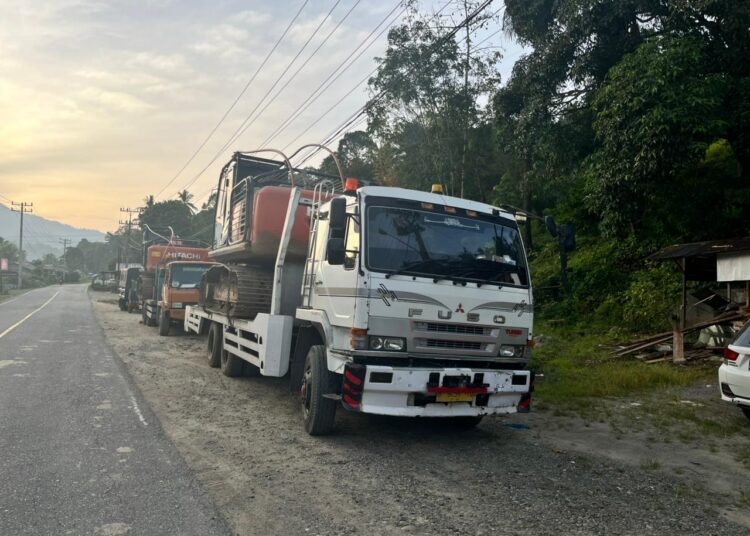 Polda Sumut Amankan Dua Ekskavator Diduga Untuk Aktivitas Pertambangan Emas Ilegal Di Madina 2 Polda Sumut Amankan Dua Ekskavator Diduga Untuk Aktivitas Pertambangan Emas Ilegal Di Madina