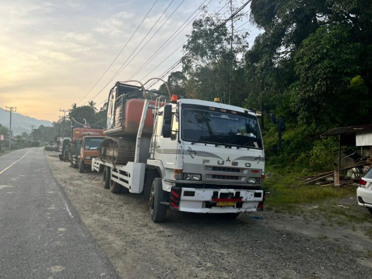 Polda Sumut Amankan Dua Ekskavator Diduga Untuk Aktivitas Pertambangan Emas Ilegal Di Madina