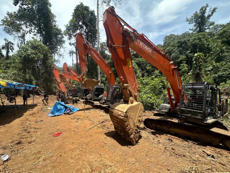 Tempuh Jalan Kaki 12 Jam, Polda Sumut Sita 14 Ekskavator di Tambang Emas Ilegal Madina, 7 Orang Ditangkap