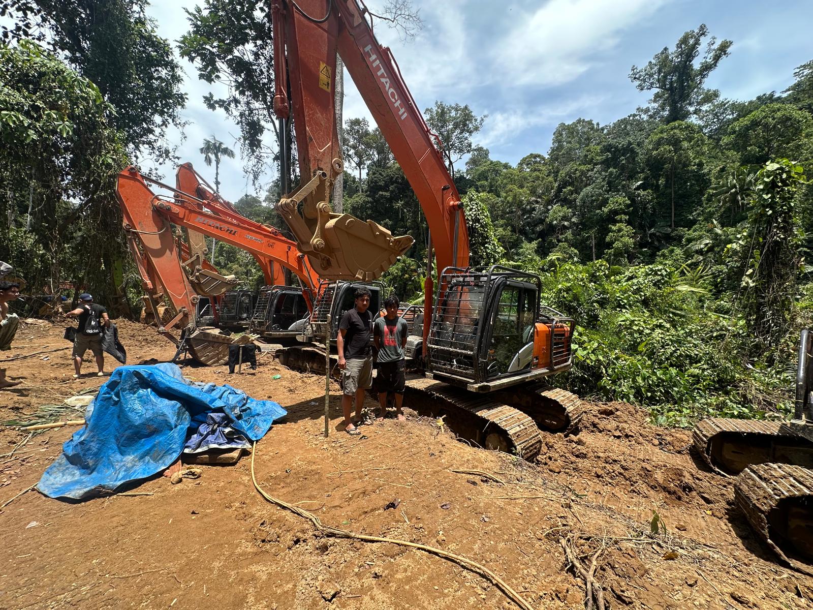 Tempuh Jalan Kaki 12 Jam, Polda Sumut Sita 14 Ekskavator di Tambang Emas Ilegal Madina, 7 Orang Ditangkap 4 Tempuh Jalan Kaki 12 Jam, Polda Sumut Sita 14 Ekskavator di Tambang Emas Ilegal Madina, 7 Orang Ditangkap - IMG 20260303 WA0017