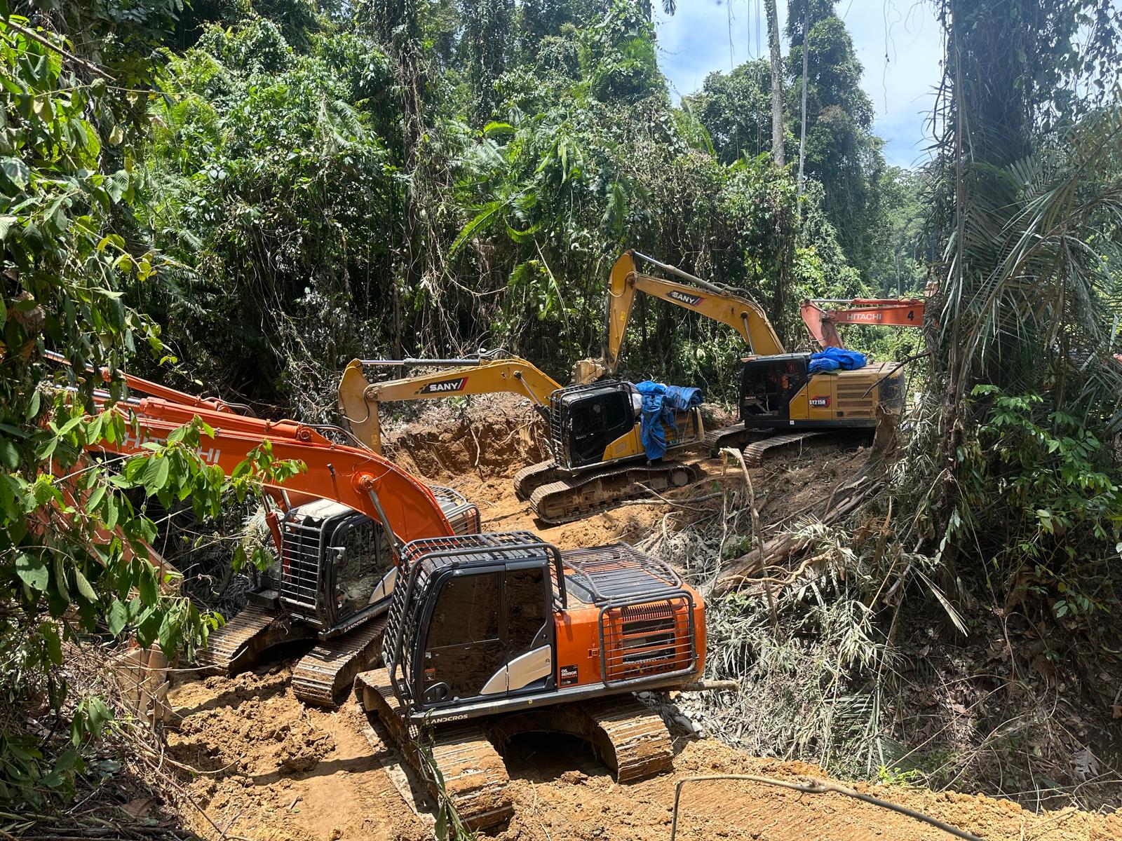 Tempuh Jalan Kaki 12 Jam, Polda Sumut Sita 14 Ekskavator di Tambang Emas Ilegal Madina, 7 Orang Ditangkap 3 Tempuh Jalan Kaki 12 Jam, Polda Sumut Sita 14 Ekskavator di Tambang Emas Ilegal Madina, 7 Orang Ditangkap - IMG 20260303 WA0018