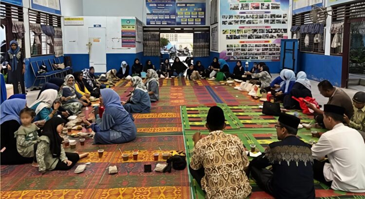 Lurah Galang Kota Beri Tali Asih Dan Makanan Berbuka Puasa Kepada 40 Anak Yatim. 2 Lurah Galang Kota Beri Tali Asih Dan Makanan Berbuka Puasa Kepada 40 Anak Yatim. - IMG 20260308 WA0008