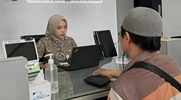 Manajer BRI Unit Dua Koto Deddy Risfaldian Berikan Pelayanan Prima Kepada Nasabah, Keberadaannya Makin Dirasakan Manfaatnya 2 Manajer BRI Unit Dua Koto Deddy Risfaldian Berikan Pelayanan Prima Kepada Nasabah, Keberadaannya Makin Dirasakan Manfaatnya