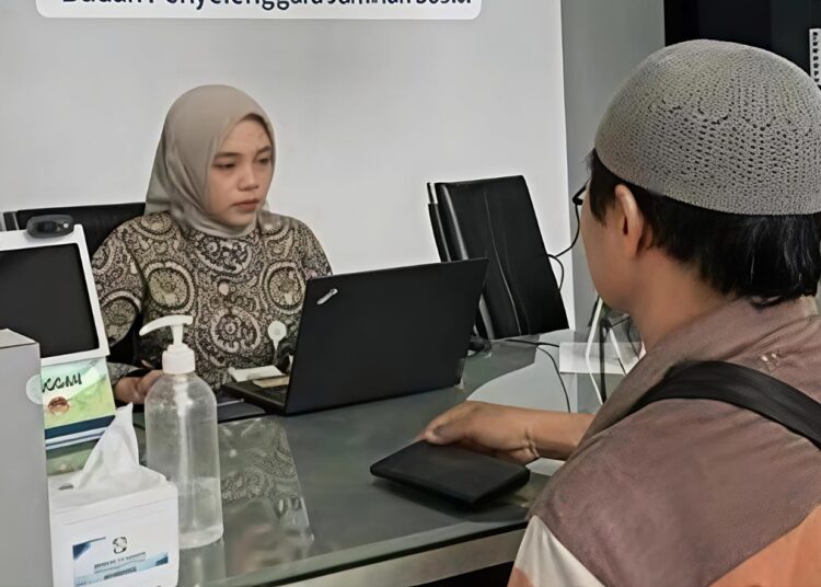 Manajer BRI Unit Dua Koto Deddy Risfaldian Berikan Pelayanan Prima Kepada Nasabah, Keberadaannya Makin Dirasakan Manfaatnya 2 Manajer BRI Unit Dua Koto Deddy Risfaldian Berikan Pelayanan Prima Kepada Nasabah, Keberadaannya Makin Dirasakan Manfaatnya