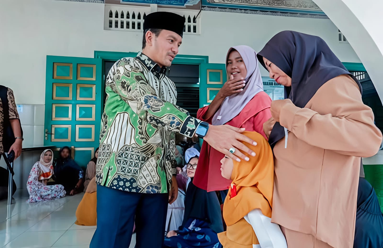Walikota Tebingtinggi Iman Irdian Salurkan Zakat 1447 H, "Nikmat Berzakat, Tentramnya Muzakki, Bahagianya Mustahik" - IMG 20260314 WA0021