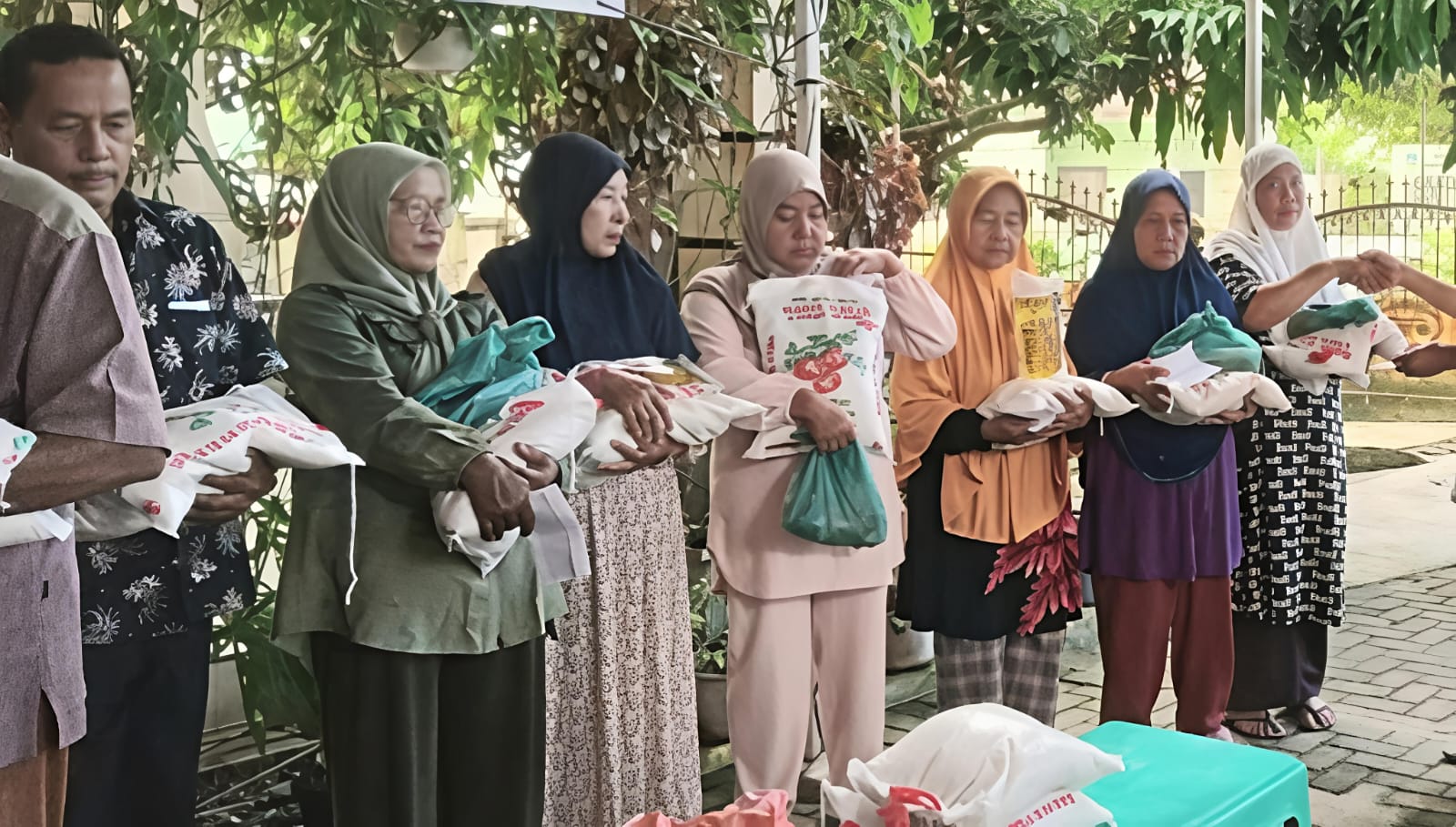 PTPN IV Palmco Berangkatkan Secara Serentak 1.160 Peserta Mudik Gratis, Di Wilayah Sumatera Dan Kalimantan, Ribuan Pensiunan Nelangsa 7 Bulan Uang Beras Belum Dibayar 7 PTPN IV Palmco Berangkatkan Secara Serentak 1.160 Peserta Mudik Gratis, Di Wilayah Sumatera Dan Kalimantan, Ribuan Pensiunan Nelangsa 7 Bulan Uang Beras Belum Dibayar - IMG 20260320 WA0014