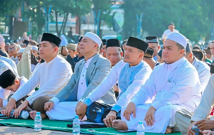 Walikota Tebingtinggi Dan Wakil Walikota Tampil Bersama Dalam Sholat Idul Fithri 1447 Hijriah Membaur Dengan Ribuan Warga Di Tanah Lapang Merdeka 2 Walikota Tebingtinggi Dan Wakil Walikota Tampil Bersama Dalam Sholat Idul Fithri 1447 Hijriah Membaur Dengan Ribuan Warga Di Tanah Lapang Merdeka