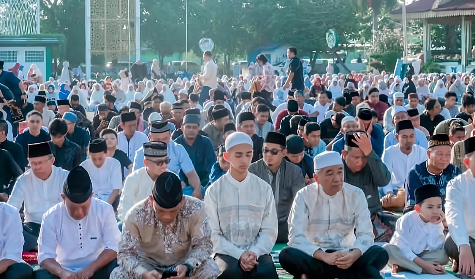 Walikota Tebingtinggi Dan Wakil Walikota Tampil Bersama Dalam Sholat Idul Fithri 1447 Hijriah Membaur Dengan Ribuan Warga Di Tanah Lapang Merdeka 6 Walikota Tebingtinggi Dan Wakil Walikota Tampil Bersama Dalam Sholat Idul Fithri 1447 Hijriah Membaur Dengan Ribuan Warga Di Tanah Lapang Merdeka - IMG 20260322 WA0013