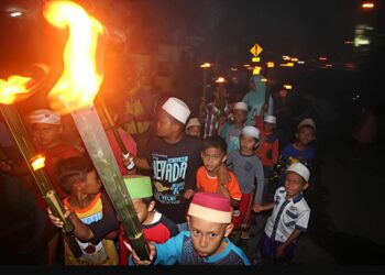 Gema Takbir ‎Idul Fithri Membahana Di Silang Empat Cubadak Barat, Sumbar, Berlangsung Meriah dengan Pawai Ratusan Obor