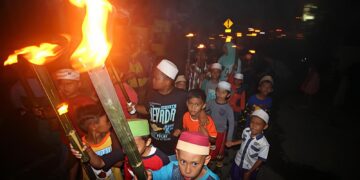 Gema Takbir ‎Idul Fithri Membahana Di Silang Empat Cubadak Barat, Sumbar, Berlangsung Meriah dengan Pawai Ratusan Obor