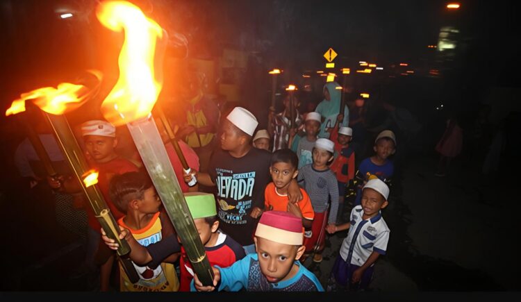 Gema Takbir Idul Fithri Membahana Di Silang Empat Cubadak Barat, Sumbar, Berlangsung Meriah dengan Pawai Ratusan Obor 2 Gema Takbir Idul Fithri Membahana Di Silang Empat Cubadak Barat, Sumbar, Berlangsung Meriah dengan Pawai Ratusan Obor