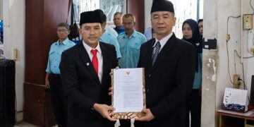 Walikota H. Iman Irdian Saragih Lantik Erwin Suheri Damanik Sebagai Dewas Perumda Tirta Bulian Tebingtinggi