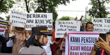 Pensiunan PTPN IV Palmco Unjukrasa Tuntut Uang Beras Di Kanpus Regional 2 Medan, Minta CEO DANANTARA Pecat Jatmiko