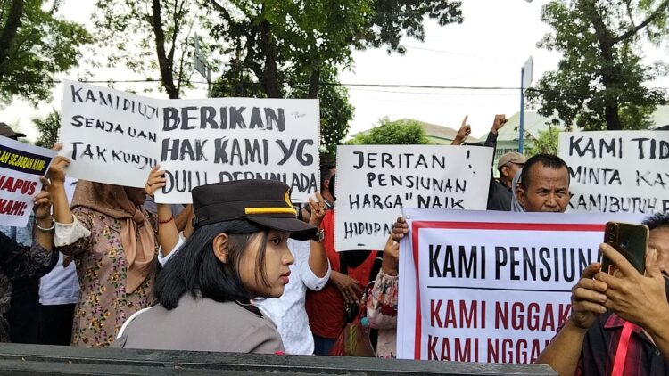 Pensiunan PTPN IV Palmco Unjukrasa Tuntut Uang Beras Di Kanpus Regional 2 Medan, Minta CEO DANANTARA Pecat Jatmiko