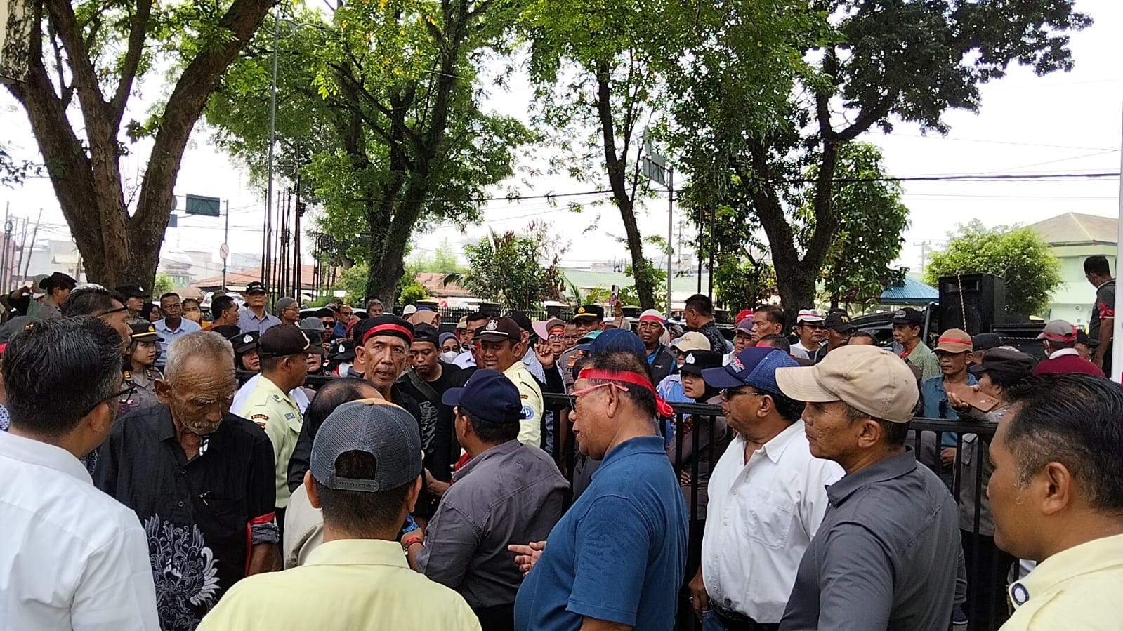 Pensiunan PTPN IV Palmco Unjukrasa Tuntut Uang Beras Di Kanpus Regional 2 Medan, Minta CEO DANANTARA Pecat Jatmiko - IMG 20260406 WA0006