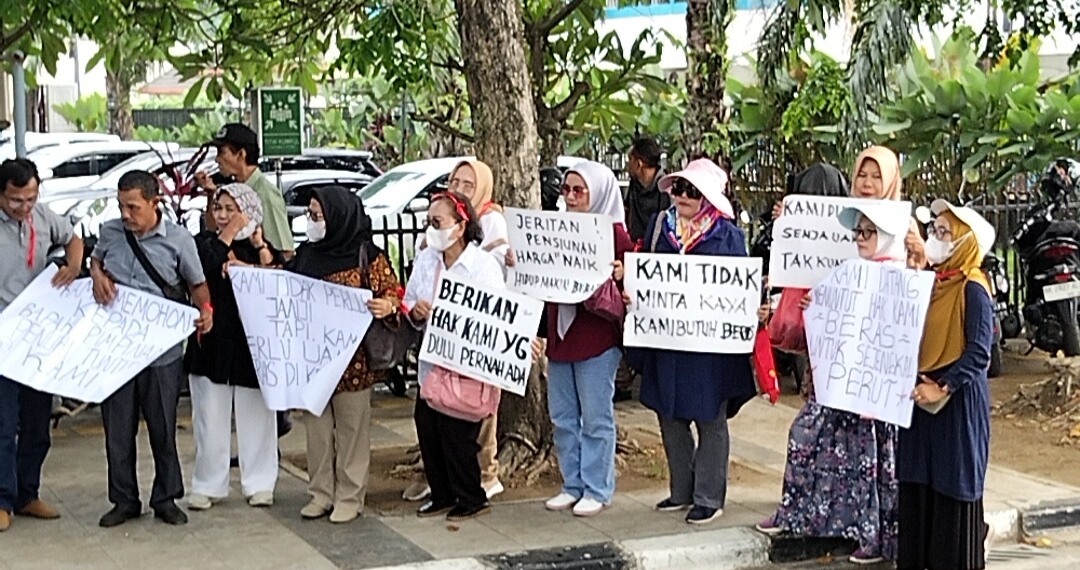 Pensiunan PTPN IV Palmco Unjukrasa Tuntut Uang Beras Di Kanpus Regional 2 Medan, Minta CEO DANANTARA Pecat Jatmiko - IMG 20260406 WA0007