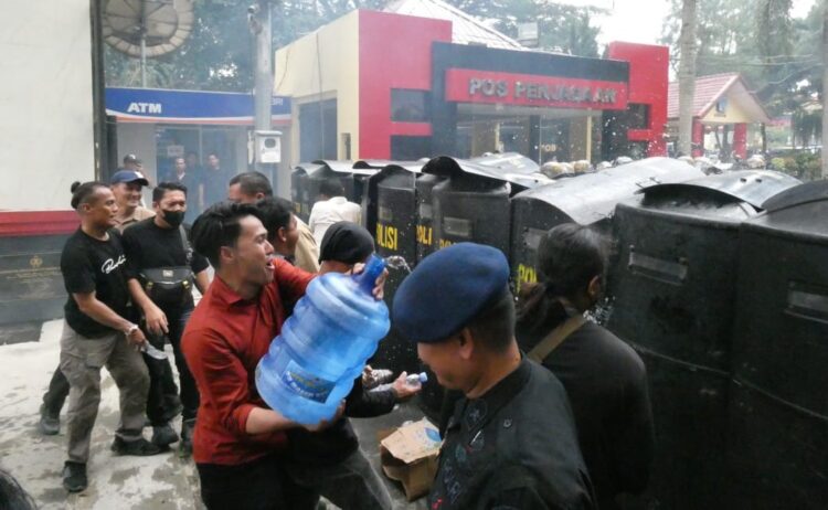 Polda Sumut Gelar Simulasi Sispam Mako, Tekankan Kesiapsiagaan Dan Respons Terukur 2 Polda Sumut Gelar Simulasi Sispam Mako, Tekankan Kesiapsiagaan Dan Respons Terukur