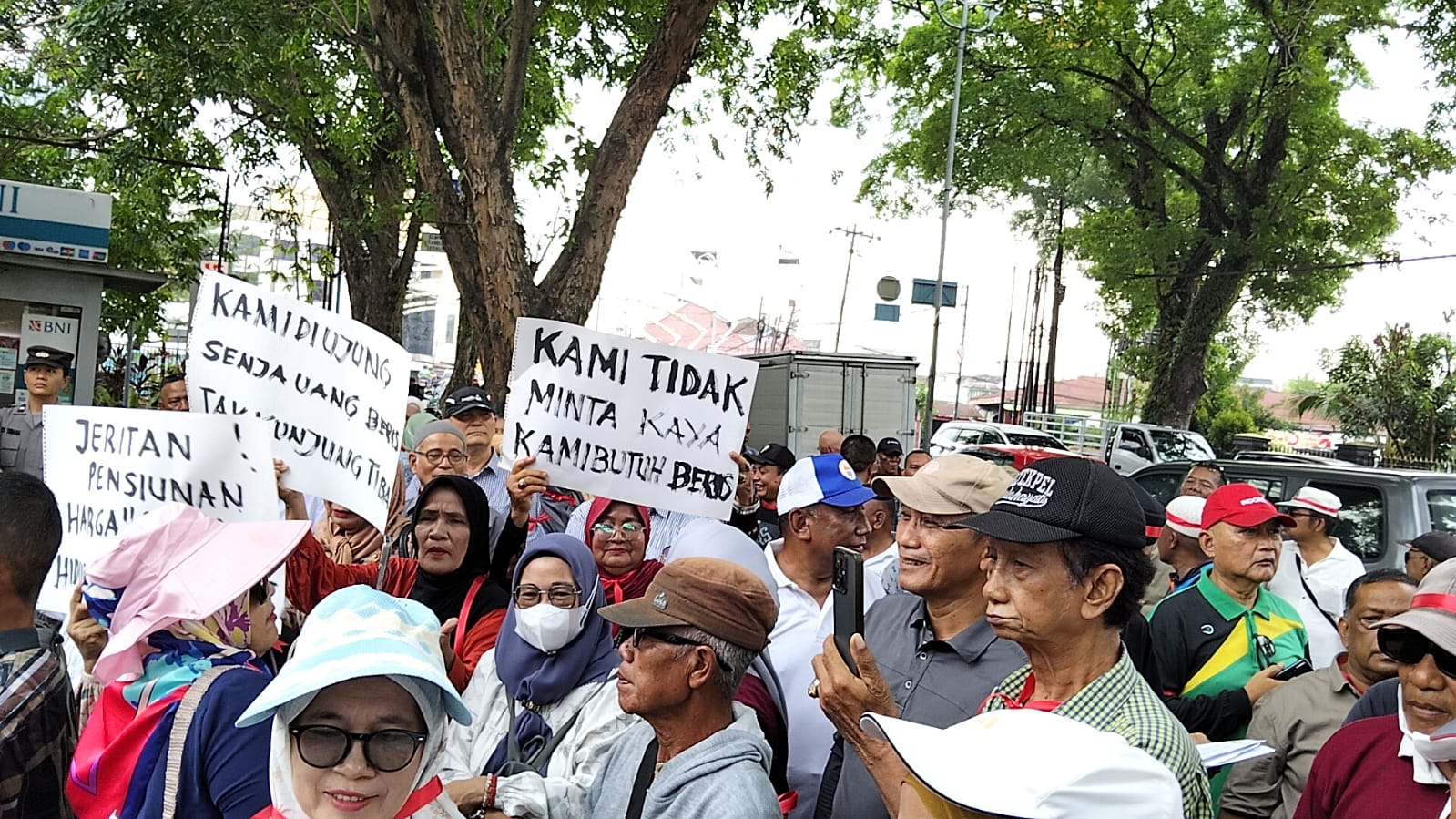 Perwakilan Aksi Unjukrasa Tuntut Uang Beras Pensiunan PTPN IV Palmco Kecewa, Dijanjikan Bertemu Direksi 14 April 2026 Ditunda 4 Perwakilan Aksi Unjukrasa Tuntut Uang Beras Pensiunan PTPN IV Palmco Kecewa, Dijanjikan Bertemu Direksi 14 April 2026 Ditunda - IMG 20260414 WA0006