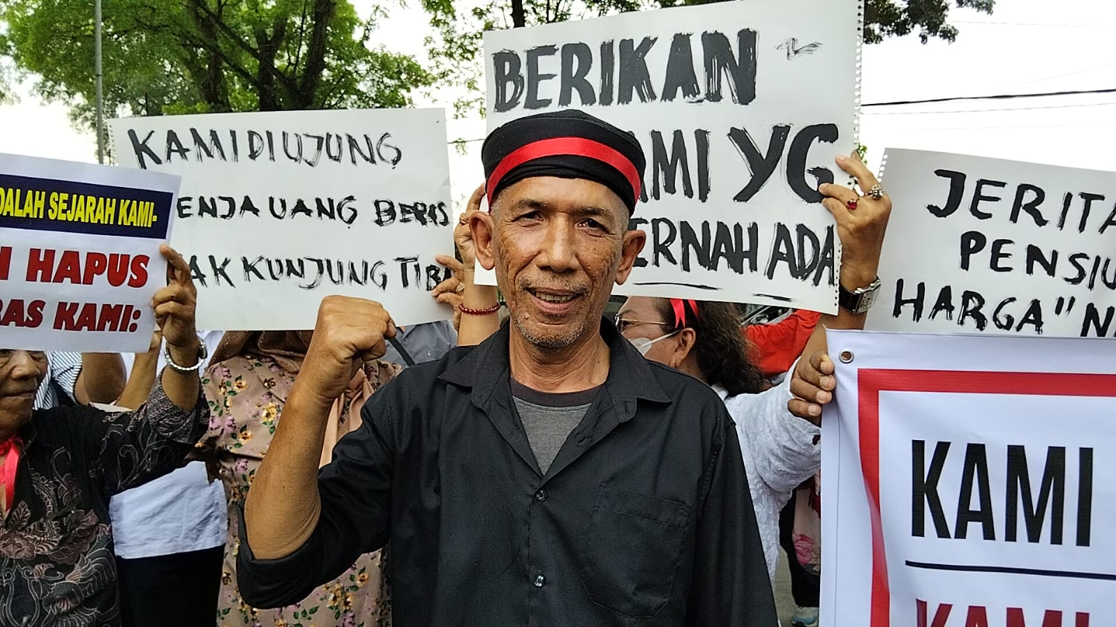 Perwakilan Aksi Unjukrasa Tuntut Uang Beras Pensiunan PTPN IV Palmco Kecewa, Dijanjikan Bertemu Direksi 14 April 2026 Ditunda 7 Perwakilan Aksi Unjukrasa Tuntut Uang Beras Pensiunan PTPN IV Palmco Kecewa, Dijanjikan Bertemu Direksi 14 April 2026 Ditunda - IMG 20260414 WA0009