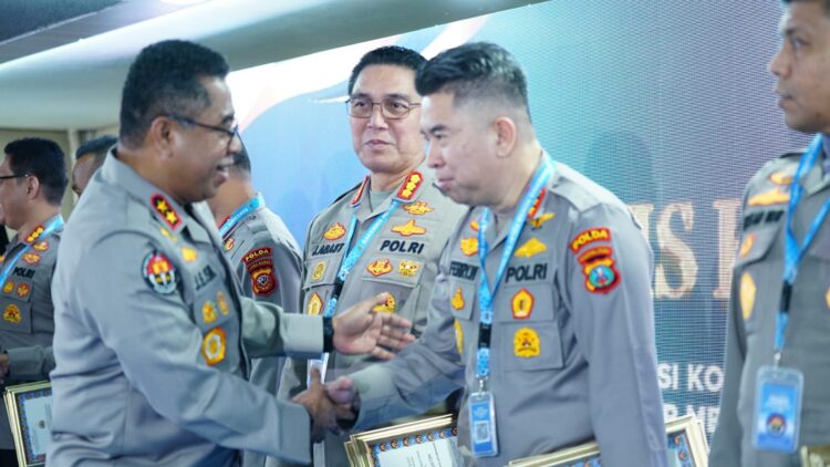 Kombes Pol Ferry Walintukan Bawa Humas Polda Sumut Raih Dua Penghargaan dari Divisi Humas Polri 2 Kombes Pol Ferry Walintukan Bawa Humas Polda Sumut Raih Dua Penghargaan dari Divisi Humas Polri - IMG 20260417 WA0001