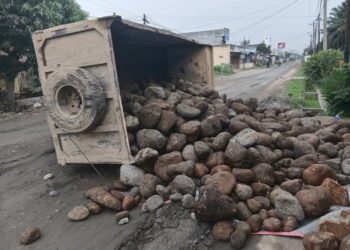 Warga Galang Kota Mohon Perhatian Gubsu Bobby Nasution, Jalan Rusak Parah Truck Terguling
