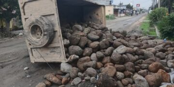 Warga Galang Kota Mohon Perhatian Gubsu Bobby Nasution, Jalan Rusak Parah Truck Terguling