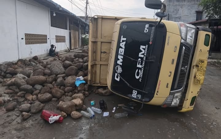 Warga Galang Kota Mohon Perhatian Gubsu Bobby Nasution, Jalan Rusak Parah Truck Terguling - IMG 20260508 WA0018