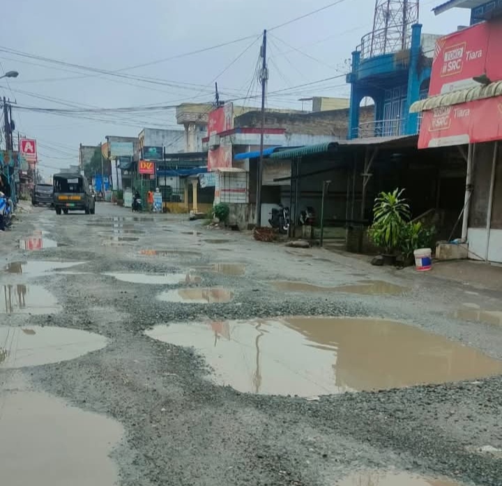 Warga Galang Kota Mohon Perhatian Gubsu Bobby Nasution, Jalan Rusak Parah Truck Terguling - IMG 20260508 WA0020