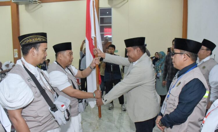 Wabup Deliserdang Lom Lom Suwondo Lepas Jemaah Haji Kloter 15 Menuju Tanah Suci 2 Wabup Deliserdang Lom Lom Suwondo Lepas Jemaah Haji Kloter 15 Menuju Tanah Suci