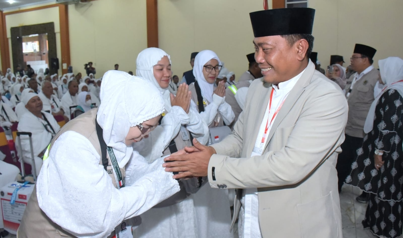 Wabup Deliserdang Lom Lom Suwondo Lepas Jemaah Haji Kloter 15 Menuju Tanah Suci - IMG 20260509 WA0023