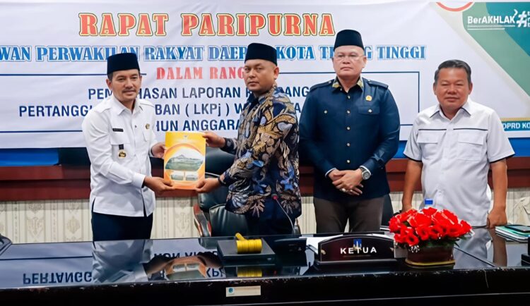 Walikota Tebingtinggi H. Iman Irdian Saragih Terima Rekomendasi LKPJ 2025 Dari DPRD, Akan Segera Ditindaklanjuti 2 Walikota Tebingtinggi H. Iman Irdian Saragih Terima Rekomendasi LKPJ 2025 Dari DPRD, Akan Segera Ditindaklanjuti
