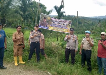 POLSEK DUA KOTO PASANG BALIHO PENCEGAHAN “PETI”, WUJUD KOMITMEN JAGA KAMTIBMAS DAN KELESTARIAN LINGKUNGAN