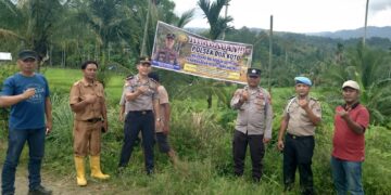 POLSEK DUA KOTO PASANG BALIHO PENCEGAHAN “PETI”, WUJUD KOMITMEN JAGA KAMTIBMAS DAN KELESTARIAN LINGKUNGAN