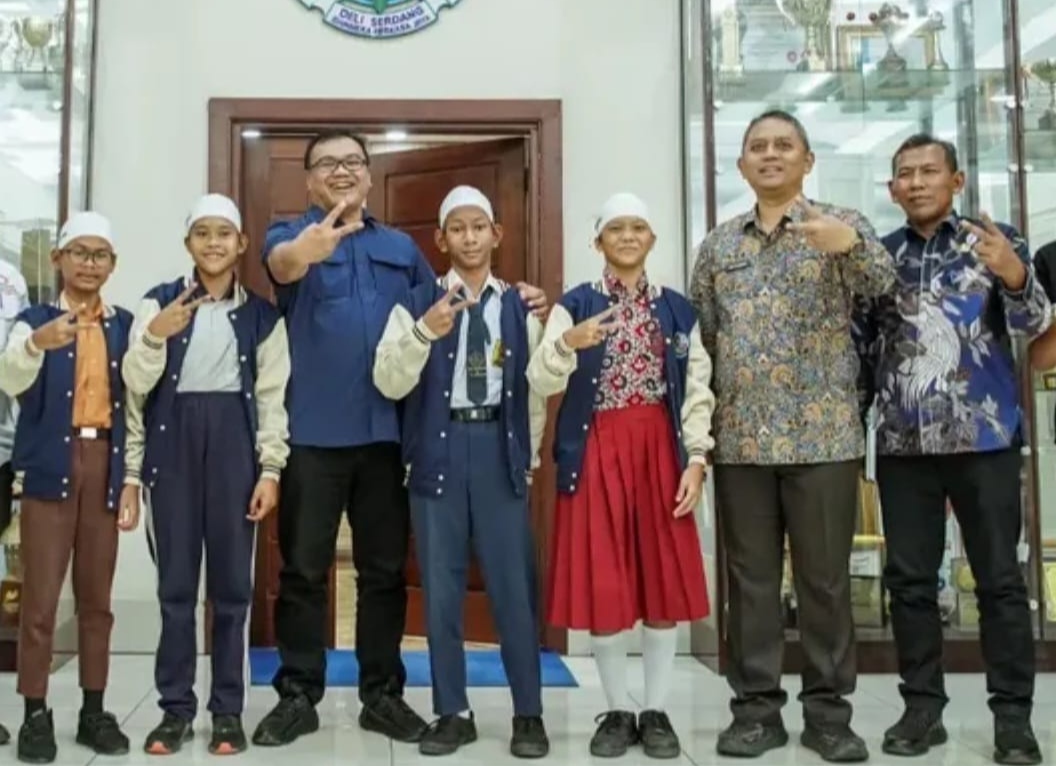 Bupati Asri Ludin Tambunan Lepas 4 Atlet Renang Deli Serdang, Siap Berlaga di Kuala Lumpur 3 Bupati Asri Ludin Tambunan Lepas 4 Atlet Renang Deli Serdang, Siap Berlaga di Kuala Lumpur - IMG 20260524 WA0015