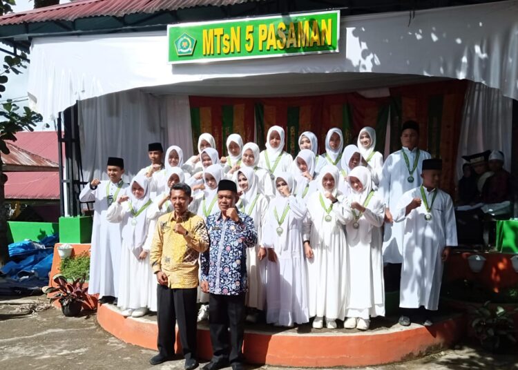 MTsN 5 Pasaman Lepas 182 Siswa Kelas IX Dan Wisudawan Tahfidz, Dalam Suasana Haru Meriah 2 MTsN 5 Pasaman Lepas 182 Siswa Kelas IX Dan Wisudawan Tahfidz, Dalam Suasana Haru Meriah