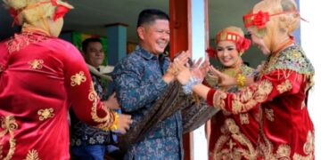 Bupati Pasaman Welly Suhery Manortor Di Duo Koto, Tegaskan Komitmen Menjaga Adat Dan Membangun Generasi Berkarakter 18 Bupati Pasaman Welly Suhery Manortor Di Duo Koto, Tegaskan Komitmen Menjaga Adat Dan Membangun Generasi Berkarakter